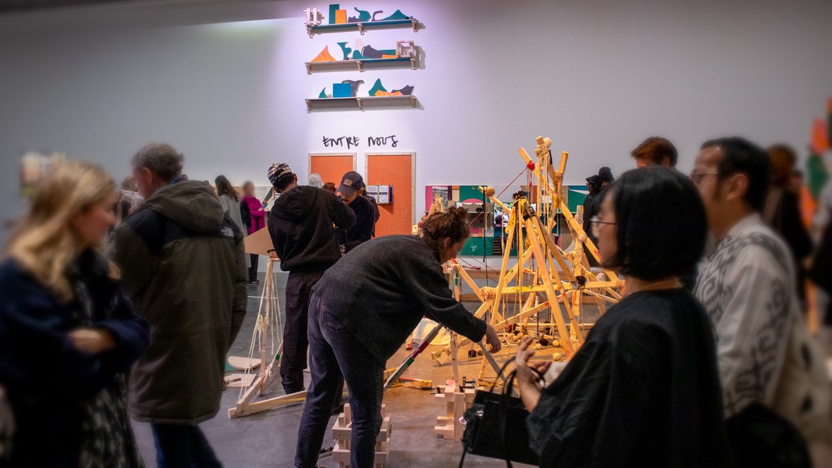 British Council (@fr_british) on Twitter photo Venez créer au <a href="/PalaisdeTokyo/">Palais de Tokyo</a> 🗜️🎨🧵
Nous soutenons le #RESOLVECollective qui a développé une installation pour l’exposition 𝗝𝗼𝗶𝗲 𝗖𝗼𝗹𝗹𝗲𝗰𝘁𝗶𝘃𝗲 – 𝗔𝗽𝗽𝗿𝗲𝗻𝗱𝗿𝗲 à 𝗳𝗹𝗮𝗺𝗯𝗼𝘆𝗲𝗿 !
Venez voir par vous-même jusqu’au 11 mai ▶️ palaisdetokyo.com/exposition/joi… Venez créer au <a href="/PalaisdeTokyo/">Palais de Tokyo</a> 🗜️🎨🧵
Nous soutenons le #RESOLVECollective qui a développé une installation pour l’exposition 𝗝𝗼𝗶𝗲 𝗖𝗼𝗹𝗹𝗲𝗰𝘁𝗶𝘃𝗲 – 𝗔𝗽𝗽𝗿𝗲𝗻𝗱𝗿𝗲 à 𝗳𝗹𝗮𝗺𝗯𝗼𝘆𝗲𝗿 !
Venez voir par vous-même jusqu’au 11 mai ▶️ palaisdetokyo.com/exposition/joi…