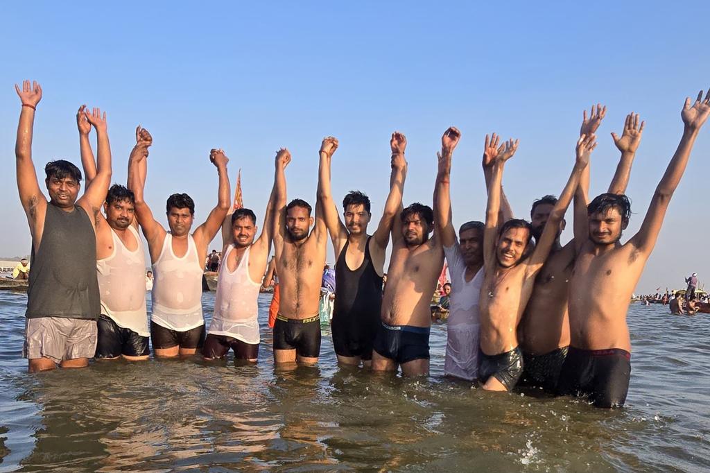 MlaGorakhnath's tweet photo. माँ गंगा, माँ यमुना और माँ सरस्वती की दिव्य धाराओं के संगम में पुनः अपने स्नेही स्वजनों के साथ आस्था की डुबकी लगाना मेरा असीम सौभाग्य है।
#एकता_का_महाकुंभ 
#हर_हर_गंगे 🙏🙏
#महाकुंभ #दिव्यकुंभ_भव्यकुंभ #प्रयागराज #prayagraj #प्रयागराजसंगम https://t.co/urRbr7q96R