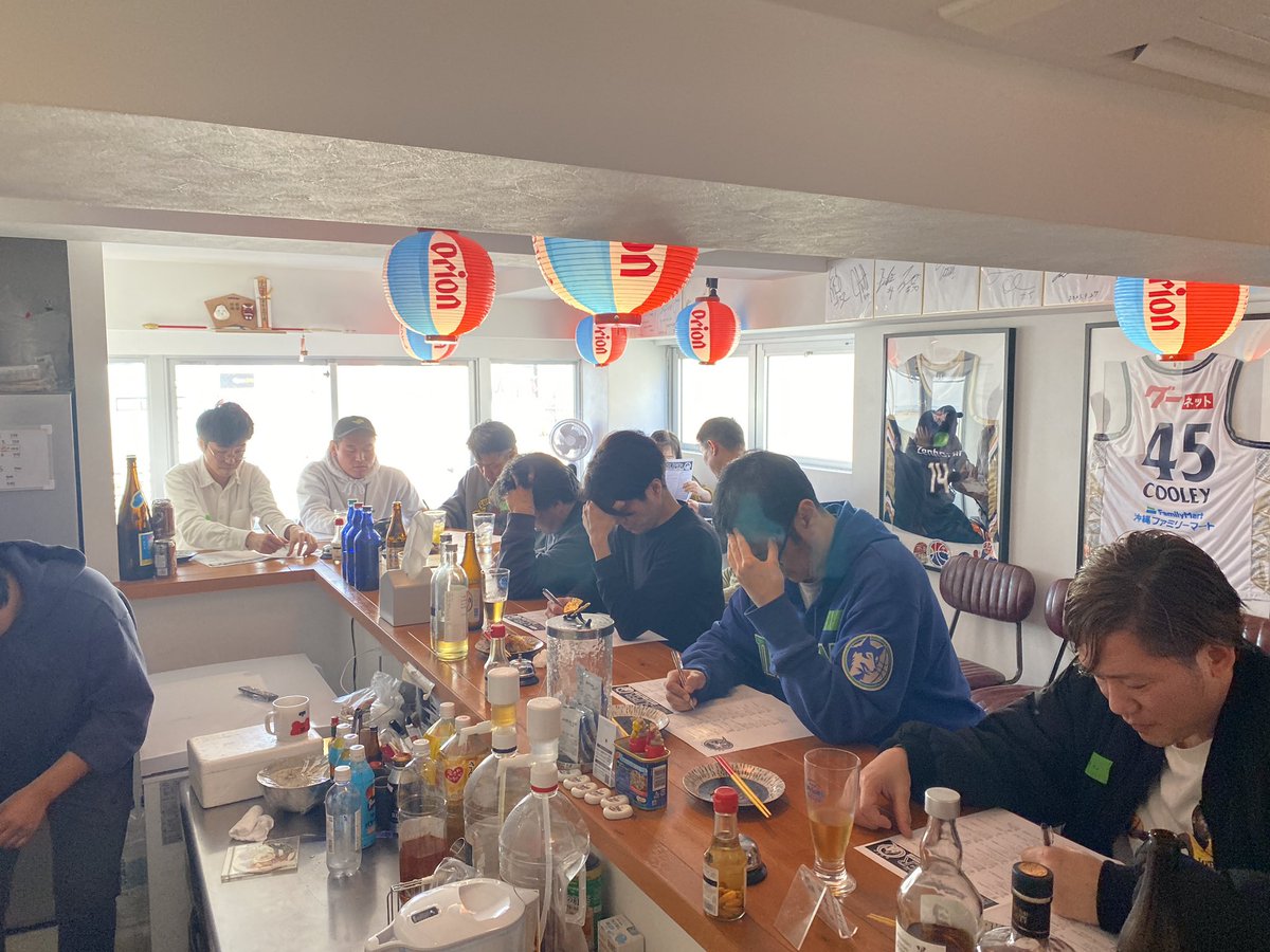 nbamotama's tweet photo. 90年代、2000年代NBAオフ会無事に終幕🔥

1️⃣NBAクイズ（50問、88問）→全問正解者は現れず。飲み会で15分以上沈黙が続く異様な風景

2️⃣世代別トップ10→提督、ドレクスラー、アイバーソン辺りが不本意な結果に

3️⃣背番号ビンゴ大会→番号の偏りから右側2列でビンゴは不可能。名前言うだけで背番号言っちゃうおかしいヒトたち続出

その他、ディノ・ラジャ、カルバート・チェイニー、レックス・チャップマン、ボビー・フィルズ、ブライアン・スカラブリニなど偉大な選手たちで盛り上がりました

大阪や岡山と全国から集まっていただき本当に感謝🙏

次回下記を実施予定
90年代→デビットロビンソンの凄さをひたすら語る会
2000年代→ブレイザーズ、キングス、76ersのファン集まれレイカーズの被害者の会

そして質問ありましたが、NBAレジェンドクラブは私の裏アカではありません🙇
参加してくださった皆様本当にありがとうございました！！