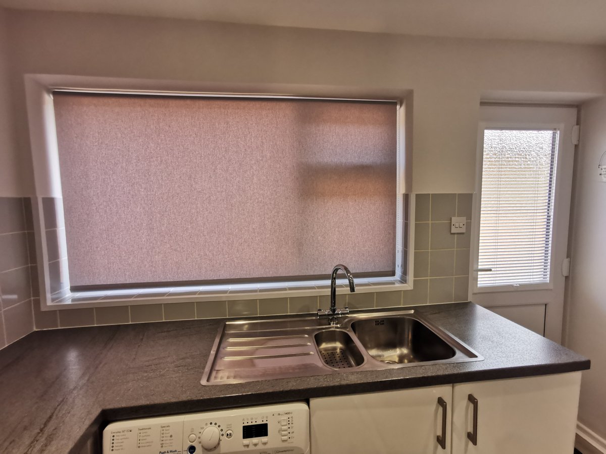 1stopblinds's tweet image. 📌 Lakenheath
🏠 Perfect Fit &amp;amp; Splash Proof Roller Blinds
✔️ Enjoy worry free washing up with this Roller Blind! The Perfect Fit blind on the back door pops into place drill free &amp;amp; offers endless light control options!
#LightControl #kitchenblinds #1stopblinds #burystedmunds