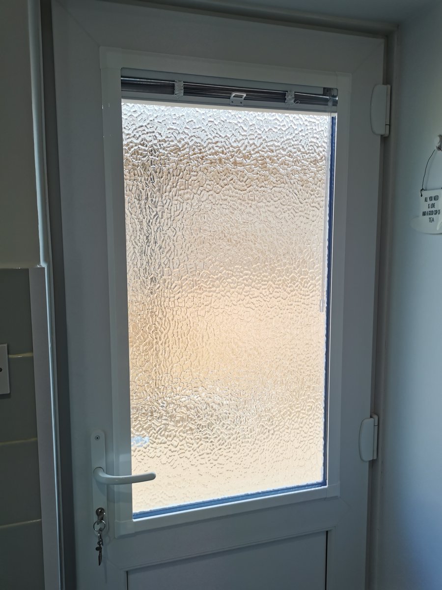 1stopblinds's tweet image. 📌 Lakenheath
🏠 Perfect Fit &amp;amp; Splash Proof Roller Blinds
✔️ Enjoy worry free washing up with this Roller Blind! The Perfect Fit blind on the back door pops into place drill free &amp;amp; offers endless light control options!
#LightControl #kitchenblinds #1stopblinds #burystedmunds