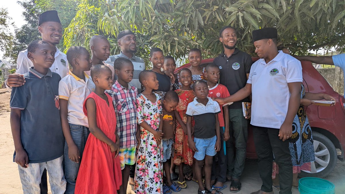 Khuddamtanzania's tweet photo. Sambamba na kuadhimisha Siku ya Mwana Aliyeahidiwa @Khuddamtanzania iliweza kutembelea kituo cha watoto yatima cha Ikwiriri Children Home, Ikwiriri.
#Khuddam #Islam #Ahmadiyya.#MKATZ #KhuddamTz #MuslihMaud #MwanaAliyeahidiwa #Maadhimisho #Ikwiriri #Yatima #Orphanage https://t.co/mXUpLciW17