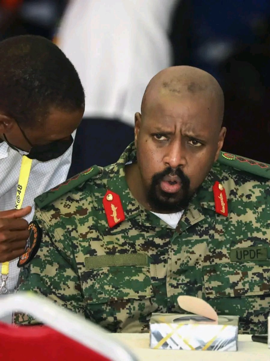 life_Info__'s tweet image. Le général Muhoozi #Kainerugaba, chef d'état-major de l'armée ougandaise, a annoncé sur X que des pendaisons publiques de présumés criminels pourraient avoir lieu le 28 février à #Beni. Il affirme avoir donné cet ordre au gouverneur du Nord-Kivu.