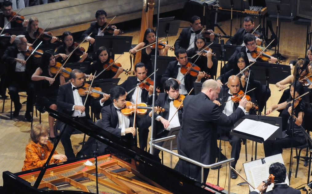 La Orquesta Sinfónica Venezuela lamenta profundamente el fallecimiento de la destacada pianista francesa Monique Duphil, quien en múltiples ocasiones deslumbró como solista junto a nuestra orquesta.

Su virtuosismo y pasión dejaron una huella imborrable en la música venezolana.