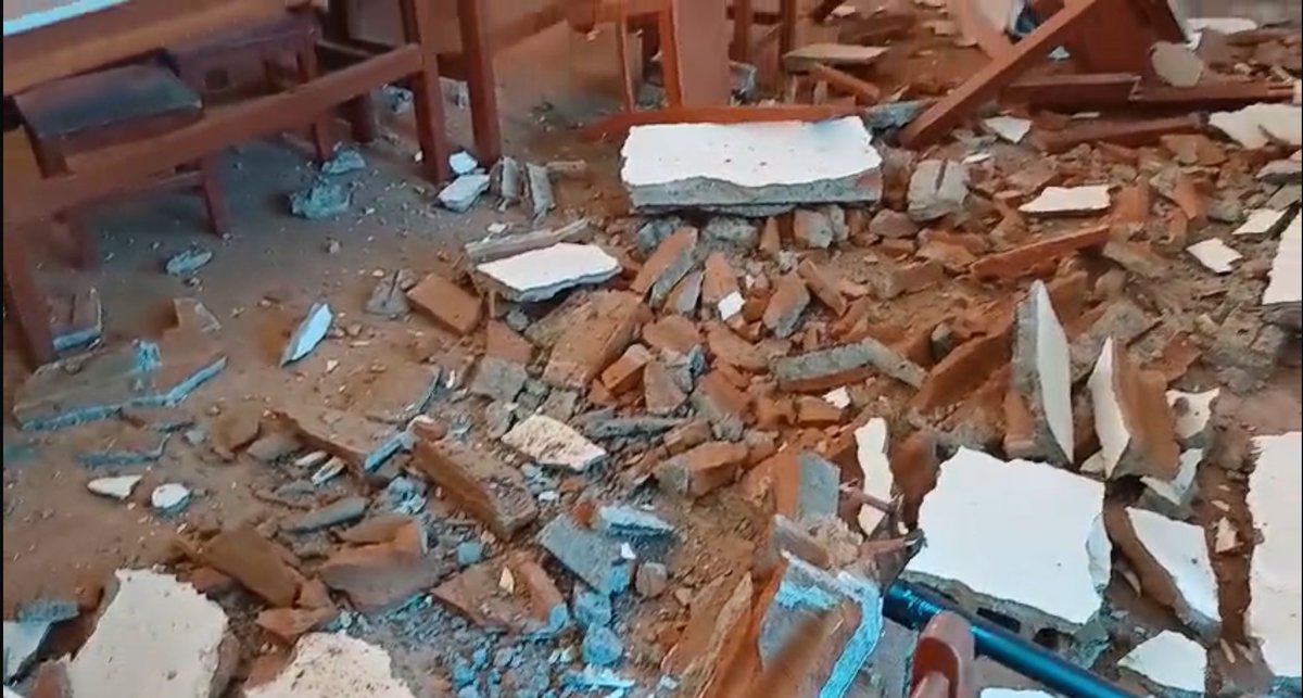 jesusverdeL's tweet photo. Por cierto, también se caen los techos de los colegios públicos y el gobierno  espera que se mueran niños para salir a lamentar. Esto acaba de pasar en un colegio de Arequipa. https://t.co/pYMVucxkfH