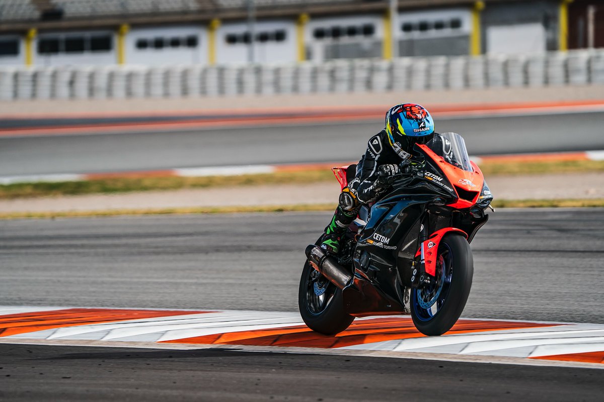 movipack_'s tweet photo. Desde Grupo Movipack tenemos el honor de poder patrocinar a David Salvador, piloto del Mundial de Superbikes y del Campeonato Italiano de Velocidad 👏👏👏

Te deseamos grandes éxitos en esta temporada. ¡A por todas @davidsalvador38! 💪🏍

https://t.co/Yxf7eGP9i4

#movipack #DS38 https://t.co/aLcIvk31eo