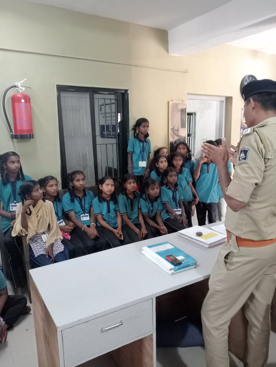આજરોજ સુબિર પોલીસ સ્ટેશન ખાતે માધ્યમિક શાળા ચીમેર તથા બરડીપાડા ગામના વિધાર્થીઓએ પોલીસ સ્ટેશનની વિઝિટ લેતાં યોગ્ય સલાહસુચનો,કામગીરીની જાણકારી તેમજ સાયબર ક્રાઈમ અંગેની માહિતી આપવામાં આવી.  <a href="/GujaratPolice/">Gujarat Police</a> <a href="/dgpgujarat/">DGP Gujarat</a> <a href="/sanghaviharsh/">Harsh Sanghavi</a> <a href="/igpsuratrange/">IGP, Surat Range</a> <a href="/SPDangAhwa/">SP DANG</a>