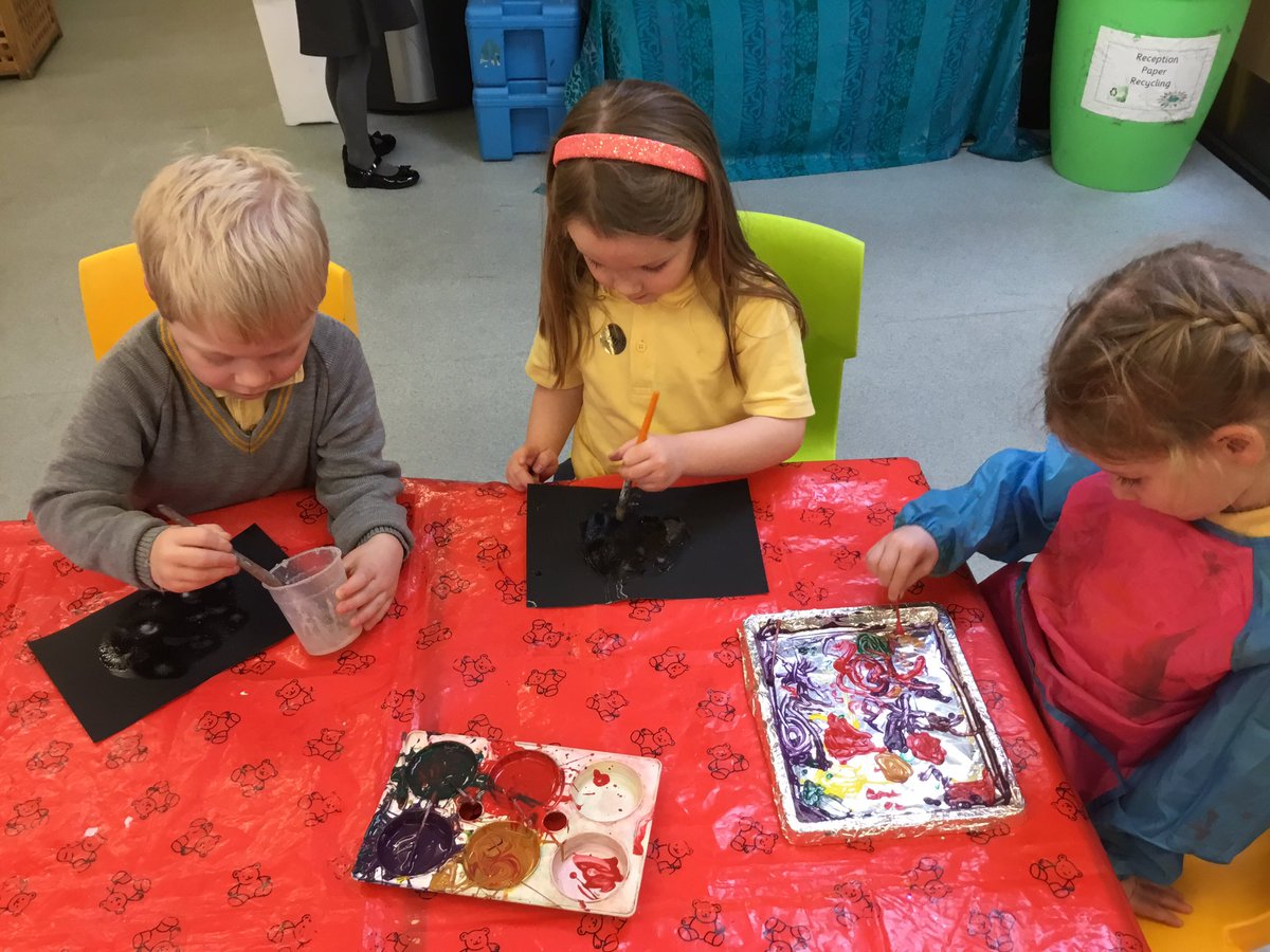 Reception are exploring different types of painting. We are painting salt water moons. We have used cotton buds to paint pictures on tinfoil. 🎨