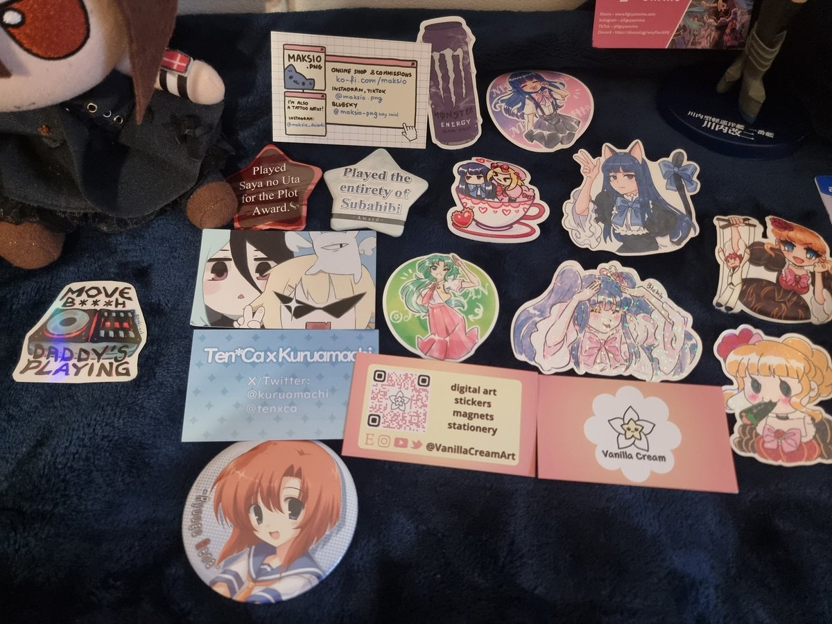 djneyoru's tweet photo. Stuff I got from the con! (Rena is for friends :3 )
amazing art by @VanillaCreamArt @tenxca @kuruamachi 

yuki fumo is from @gaga159469
read umineko and subahibi!!! https://t.co/qyz17zwJdh
