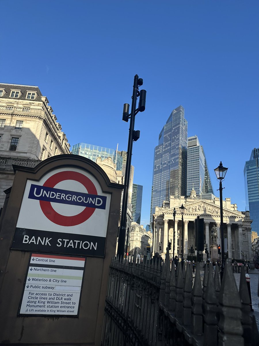 ThatTubeDude's tweet photo. Happy Monday everybody! So begins a new week, new possibilities, new opportunities! Have a great week!
#BankMonument #London #Travel #TfL https://t.co/mdmEyqhlAR