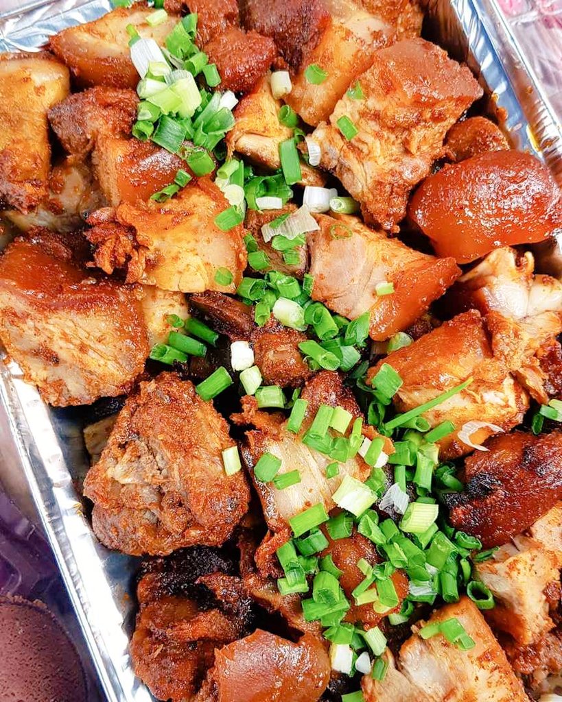 imaaskitchen's tweet photo. This spicy pork with some crispy yam chips and a chilli sauce  wouldn't be  bad kraa..!  Just add a chilled Pingi (pine giner) juice and  thank me later
Please call us now to order 024 660 5360 
#everythingpork #PureNaturaljuices https://t.co/YfzjxAYze6
