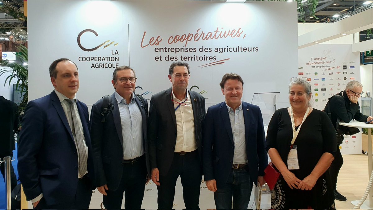 VigneronsCoop's tweet image. 🍇🍷🥂 #SIA2025LCA
Rencontre avec @elusduvin pour parler principalement du modèle #coop et de la #restructuration des #cavescoop
#PlusFortsEnCoop