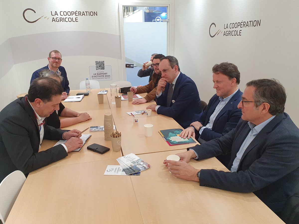 VigneronsCoop's tweet image. 🍇🍷🥂 #SIA2025LCA
Rencontre avec @elusduvin pour parler principalement du modèle #coop et de la #restructuration des #cavescoop
#PlusFortsEnCoop