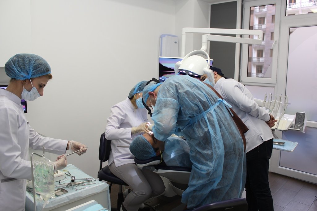 AramDavidyan01's tweet image. visiting specialist from Moscow, an maxillofacial surgeon, founder of the Servantes dental implantation center in Moscow dr. Hapet Mukoyan. The course had teoretical and practical parts.
On behalf of all participants, we thank Dr. Apet Sarkisovich for sharing his experience