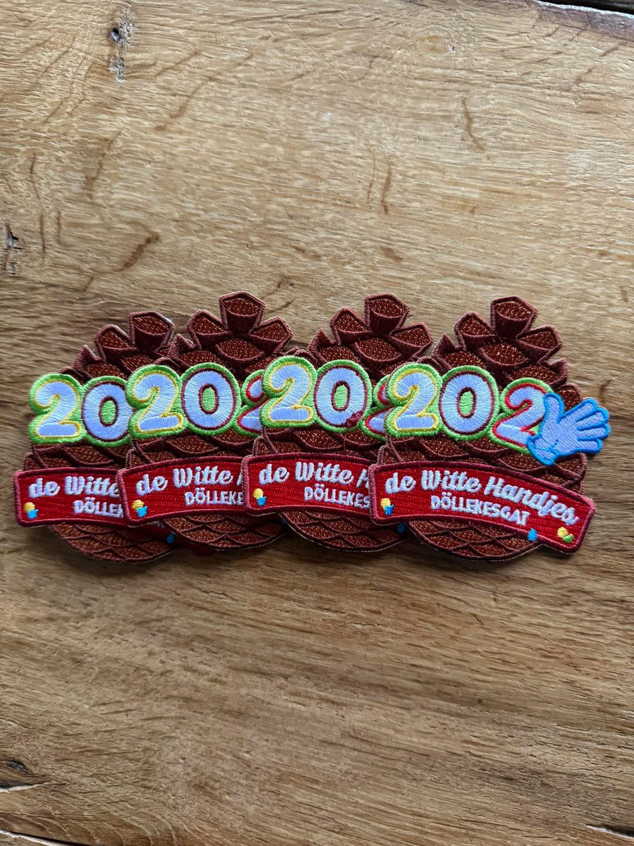 DeWitteHandjes's tweet photo. Nog nog te koop bij de Feestwinkel!
Naai hem op je jas of kiel! https://t.co/kt8Y4D9uTj