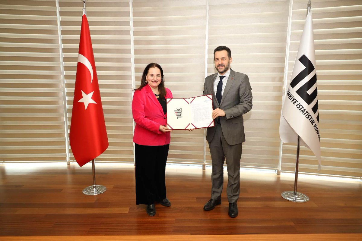 unwomenturkiye's tweet photo. Cinsiyete duyarlı verileri önemsiyoruz. Bugün @tuikbilgi ile cinsiyete duyarlı istatistikleri güçlendirme adına iş birliğimizi resmileştirdik. Veriye dayalı ve kadınların gerçeklerini yansıtan düzenlemeler için birlikte çalışmaya devam edeceğiz. #TÜMKadınlarVeKızÇocuklarıİçin https://t.co/kTn1ue2RfU