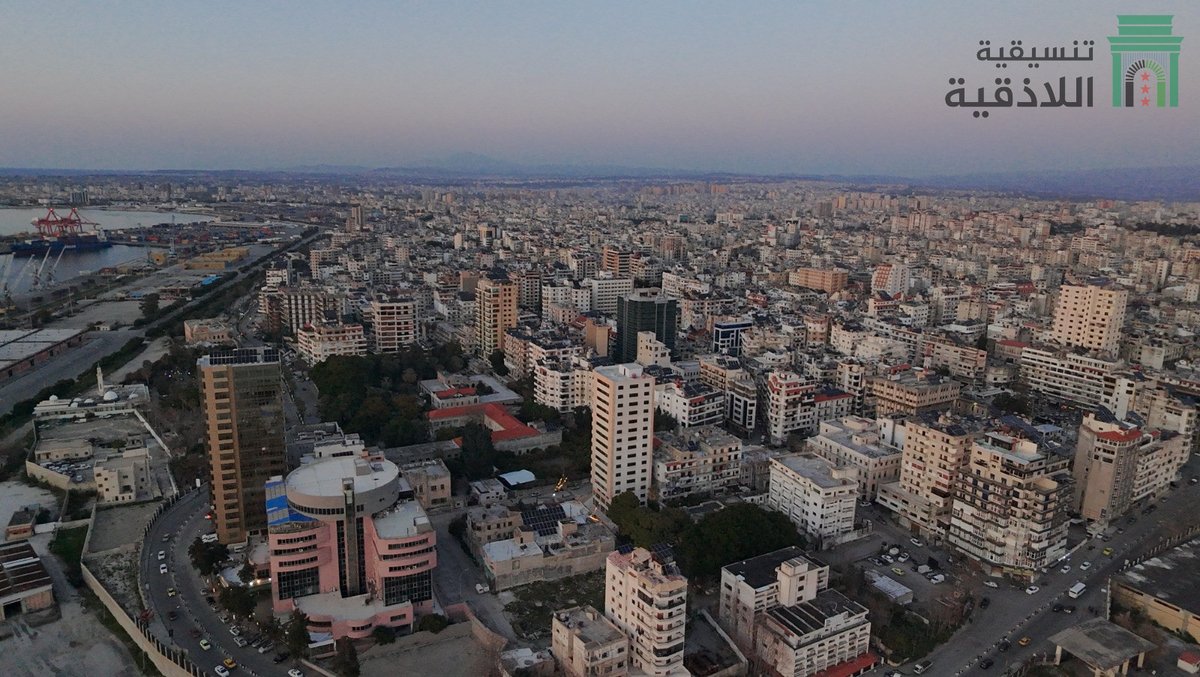 لحظات الغروب في اللاذقية الآن..
حين يودّع البحر الشمس بهدوء، وتُرسم في الأفق ألوان الحنين والسكينة.
يرحل النهار ليعود بضياء جديد، ليقترب شهر رمضان أكثر فأكثر، ويملئ القلوب بالنور، ويبعث في أرواحنا نفحات الرحمة والمغفرة. 
أيام قليلة تفصلنا عن شهر الخير.