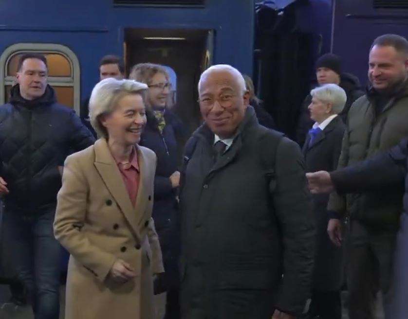 Pendant que Macron et Starmer vont se faire taper sur le bout des doigts avec une règle en fer, à Washington, Ursula von der Leyen
va brasser de l'air à Kiev. Du coup on peut l'appeler Ursula von der Eolienne.