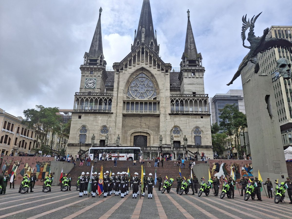 gobiernocaldas1's tweet photo. #AEstaHora El Gobernador de Caldas, Henry Gutiérrez Ángel y el Secretario de Gobierno, Jorge Andrés Gómez Escudero; hacen entrega de 15 motocicletas a la Policía Caldas.

Los automotores apoyarán las labores de vigilancia y reacción ante los llamados de los ciudadanos. https://t.co/G76YziYhKP