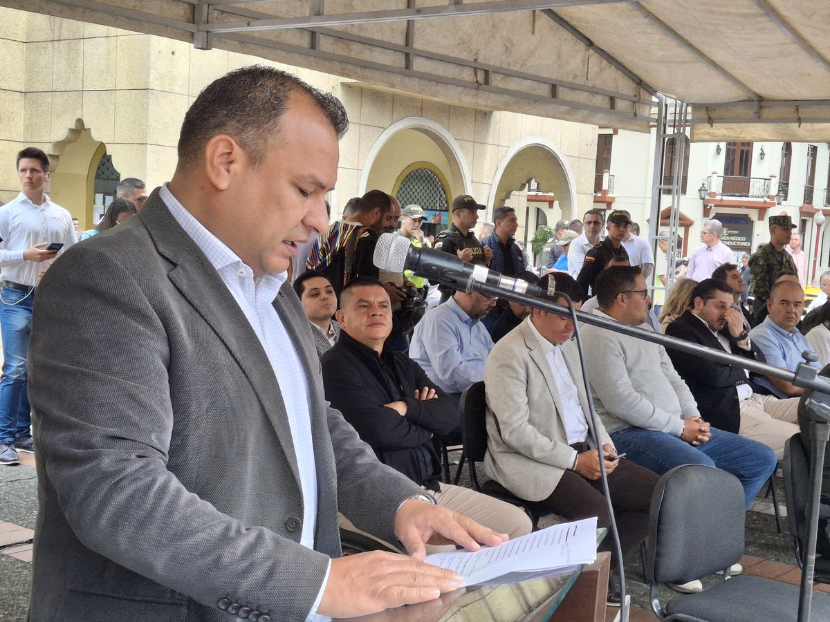 gobiernocaldas1's tweet photo. #AEstaHora El Gobernador de Caldas, Henry Gutiérrez Ángel y el Secretario de Gobierno, Jorge Andrés Gómez Escudero; hacen entrega de 15 motocicletas a la Policía Caldas.

Los automotores apoyarán las labores de vigilancia y reacción ante los llamados de los ciudadanos. https://t.co/G76YziYhKP
