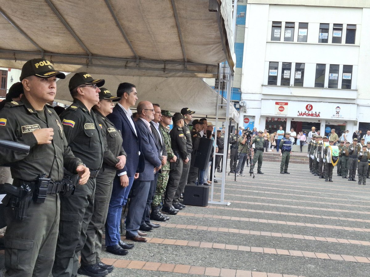 gobiernocaldas1's tweet photo. #AEstaHora El Gobernador de Caldas, Henry Gutiérrez Ángel y el Secretario de Gobierno, Jorge Andrés Gómez Escudero; hacen entrega de 15 motocicletas a la Policía Caldas.

Los automotores apoyarán las labores de vigilancia y reacción ante los llamados de los ciudadanos. https://t.co/G76YziYhKP