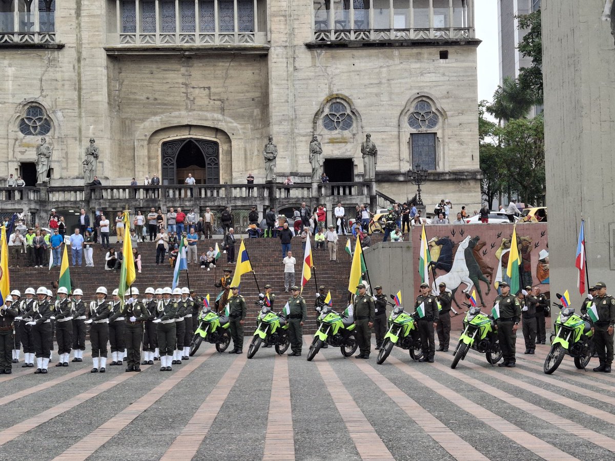 gobiernocaldas1's tweet photo. #AEstaHora El Gobernador de Caldas, Henry Gutiérrez Ángel y el Secretario de Gobierno, Jorge Andrés Gómez Escudero; hacen entrega de 15 motocicletas a la Policía Caldas.

Los automotores apoyarán las labores de vigilancia y reacción ante los llamados de los ciudadanos. https://t.co/G76YziYhKP