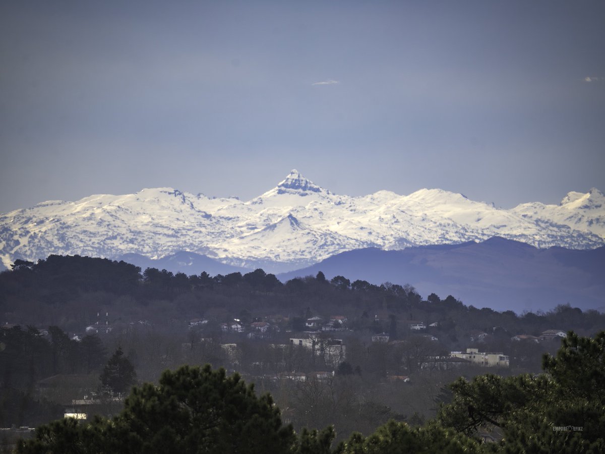 emporioefikz's tweet photo. Le pic d'Anie(2504m) et le pic du midi d'Ossau ((2884m) depuis Anglet, ce matin. 
Téléobjectif 600mm https://t.co/m09NEjjVYn