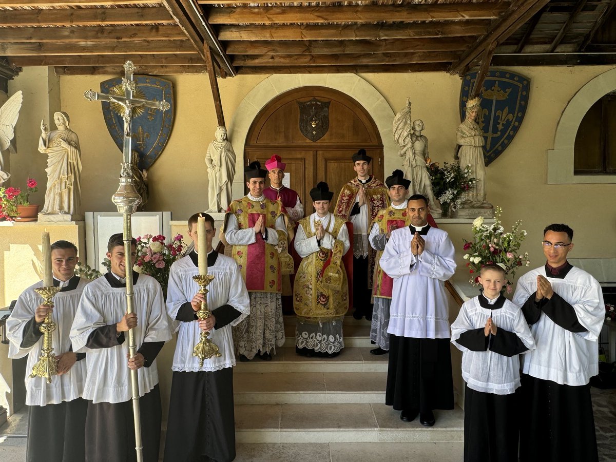 CatholicMassUK's tweet photo. Q: Who services the St Edmund Mission?

A: The St Edmund Mission is a mission of the Roman Catholic Institute. It is serviced by Fr Aedan Gilchrist, who was ordained by Bishop Joseph Selway in 2024. https://t.co/XI6k8vjucO