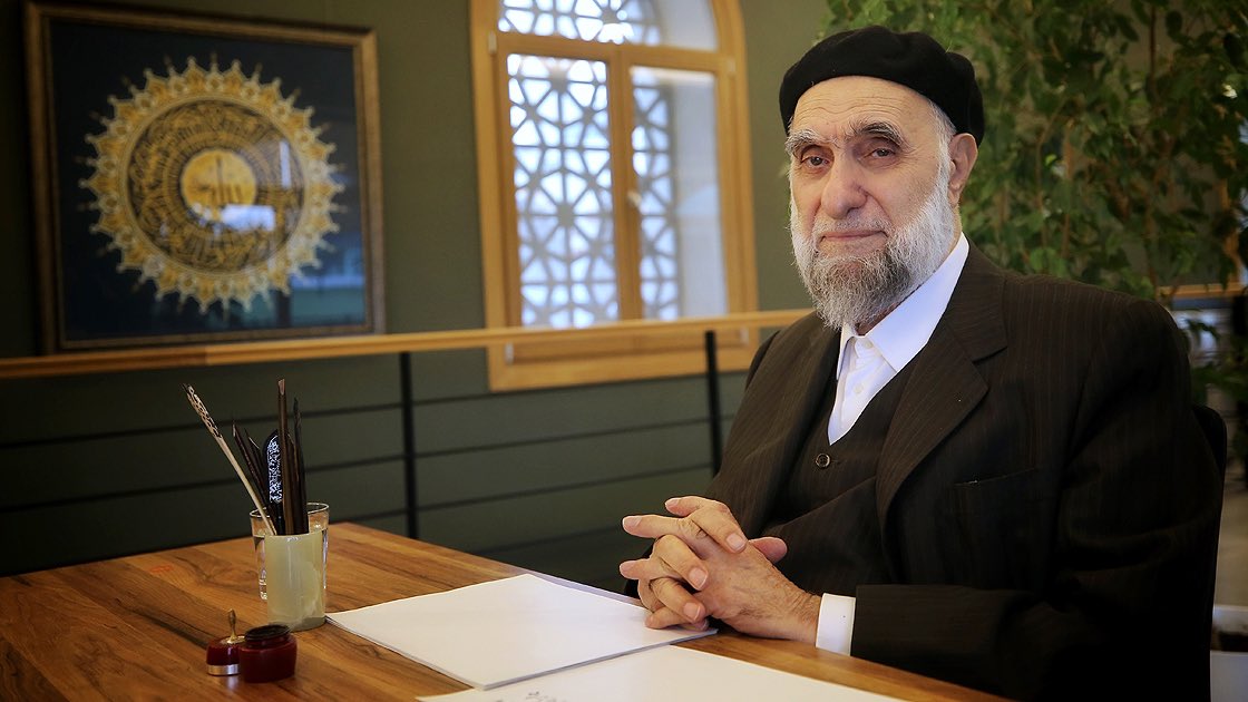 Hattatların Reisi Hasan Çelebi’ye Allah’tan rahmet diliyoruz.

Ardında bıraktığı eserler, medeniyet mirasımız için de birer emanettir.

Kendisine bir doktor olarak da hizmet etme şerefine nail olmuştum. O sadece kalemiyle değil, kalbiyle de güzellikler işleyen, derin tevazusuyla