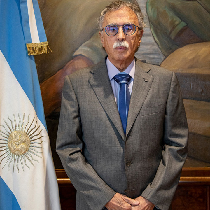 GenaroPress's tweet photo. vamos a empezar a ponerle carita a los responsables de la crueldad. Este es Mario Iván Lugones, ministro de salud de la nación, y el responsable del recorte del programa de cuidados paliativos del Instituto Nacional del Cáncer. Ni olvido ni perdón https://t.co/Dghc2p9IHS