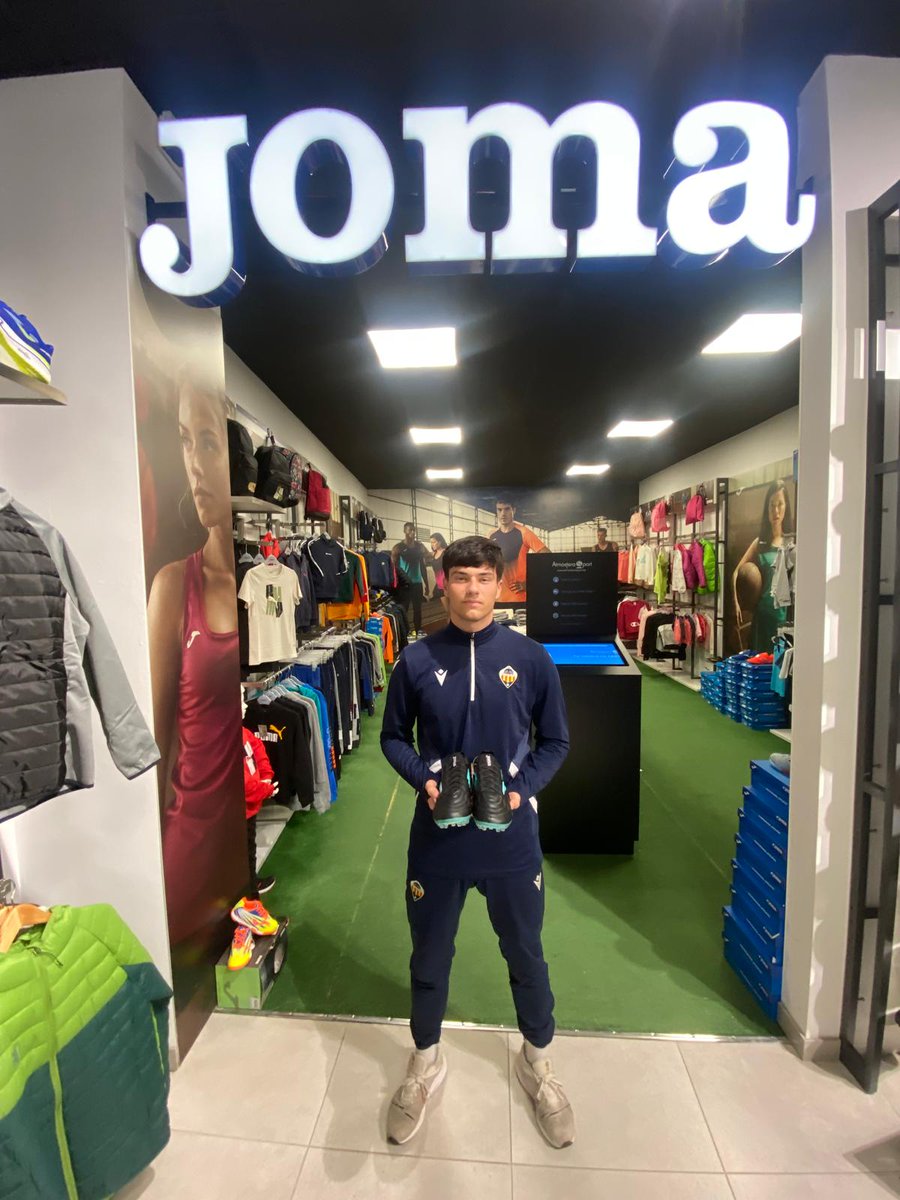 Fundació Albinegra (@fundalbinegra) on Twitter photo 🎁 Los ganadores del premio de la Lotería de Navidad ya tienen su regalo.
👟 Los jugadores ya disfrutan de sus botas <a href="/JomaSport/">Joma Sport</a>.
#PPO👂 🎁 Los ganadores del premio de la Lotería de Navidad ya tienen su regalo.
👟 Los jugadores ya disfrutan de sus botas <a href="/JomaSport/">Joma Sport</a>.
#PPO👂