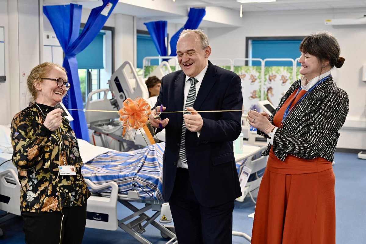 KingstonUni's tweet image. Our brand new immersive healthcare simulation suites were opened by @LibDems leader, and Kingston and Surbiton MP, Sir @EdwardJDavey earlier today. 

The new hi-tech facilities will give our students the latest up-to-date training required to work in a modern and evolving NHS 💙