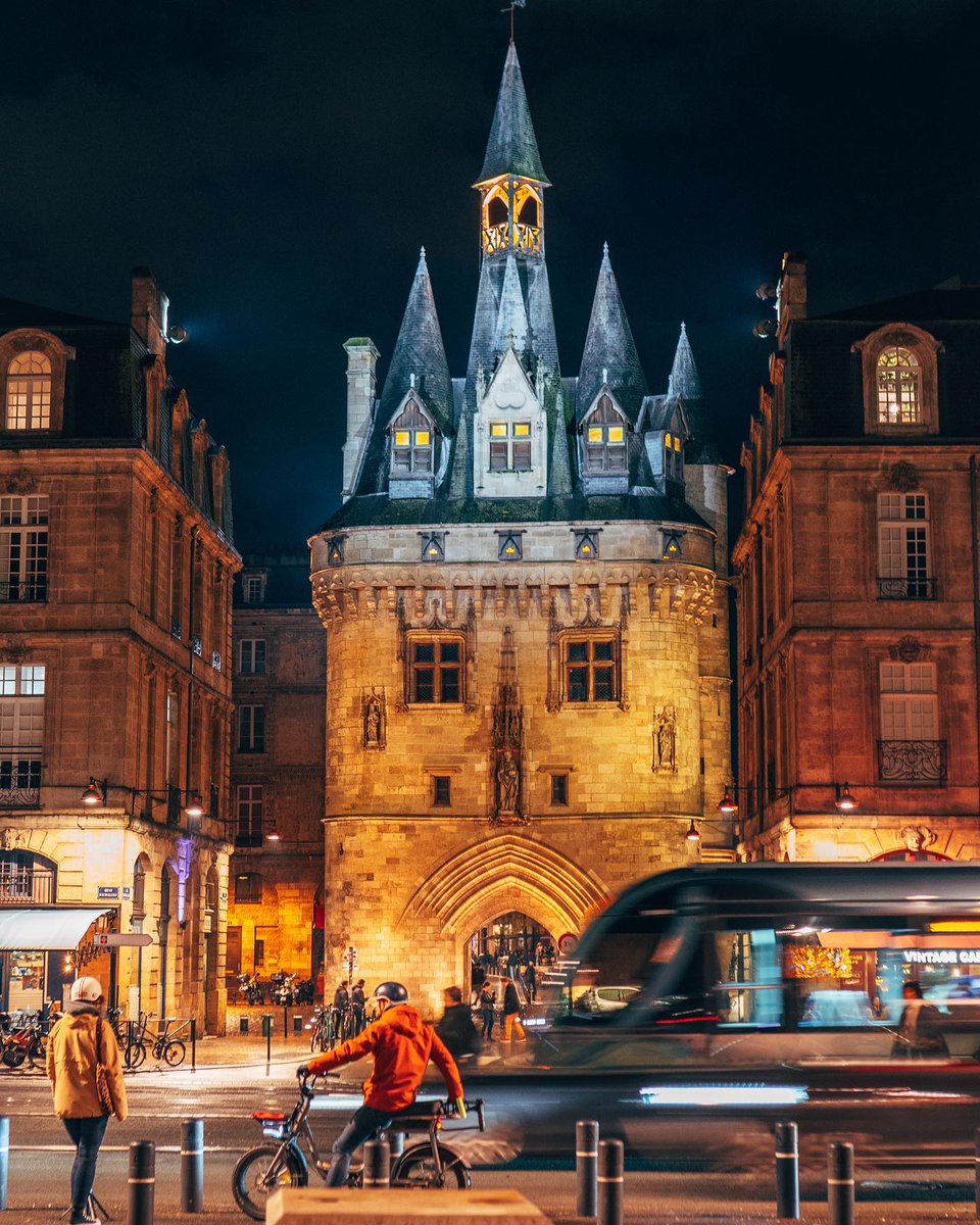Balade sur les quais avec une petite halte devant la Porte Cailhau 🥰 Bonne soirée #Bordeaux  ✨ Photo de juanaudry
