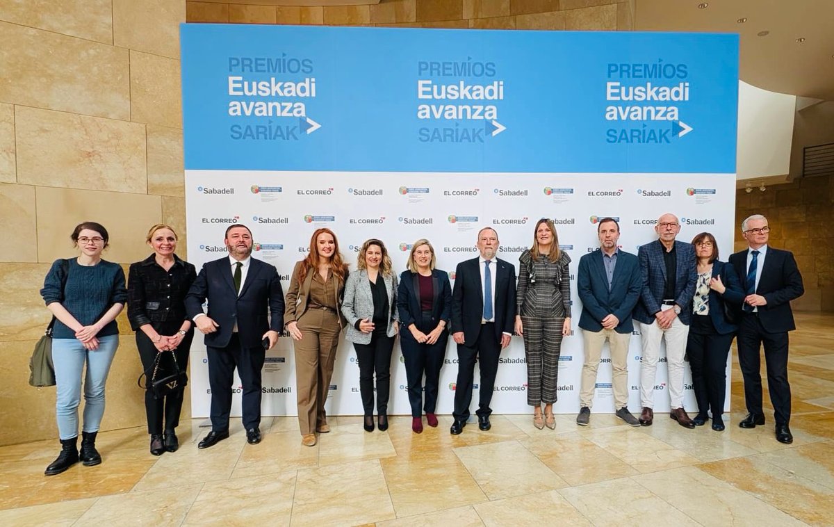 El presidente de <a href="/EmpreSEA/">Empresas Alavesas</a>, Juan Antonio Sánchez Corchero, junto a la representación alavesa en los Premios Euskadi Avanza de <a href="/elcorreo_com/">El Correo</a>. Enhorabuena a <a href="/AJL_Ophthalmic/">AJL Ophthalmic</a> por su premio Pyme del año. 👏🏻👏🏻