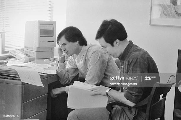 ClassicII_MrMac's tweet image. Today, Steve Jobs would have turned 70 years old.

To celebrate, I have selected four pictures of him that you might not have seen before.