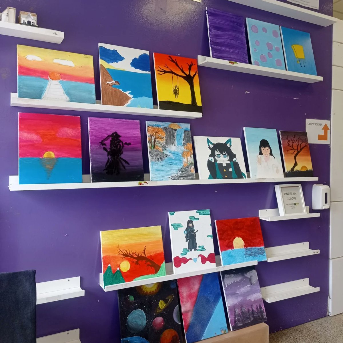 Els alumnes de 1r d'Eso durant el 1r trimestre de l'optativa de "Pintem un quadre" han estat treballant el dibuix fent un llibre d'artista amb diversos  exercicis artístics i han pintat en un llenç final, al vestíbul hi ha les mostres de la feina realitzada.