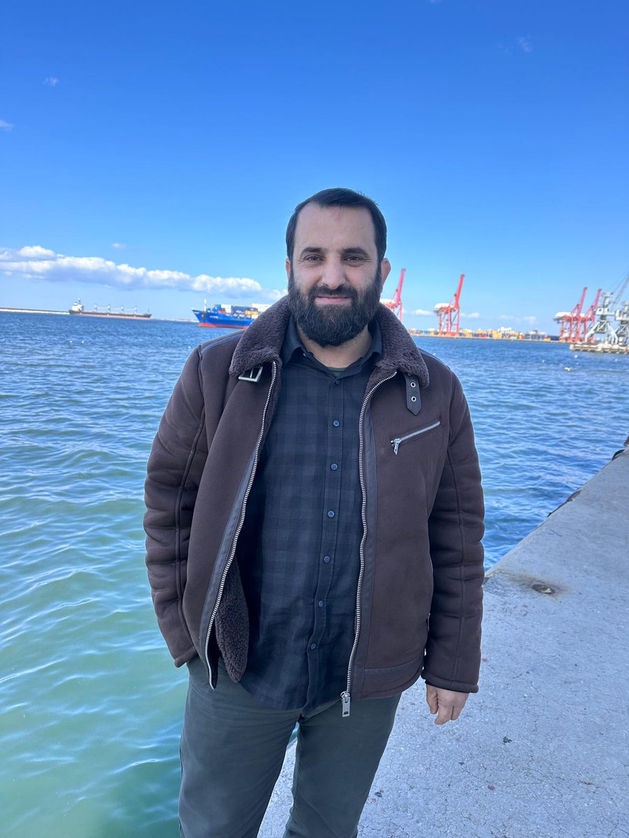 ابن اللاذقية السيد ناجي أحمد عابدين مديراً للتنمية الإدارية في المرفأ بناء على قرار السيد المدير العام لمرفأ اللاذقية
وُلد السيد ناجي عابدين عام 1984 ودرس الهندسة البحرية في جامعة اللاذقية حيث اعتقلته عصابات الأمن التابعة للنظام البائد من الحرم الجامعي للمرة الثالثة خلال الثورة.