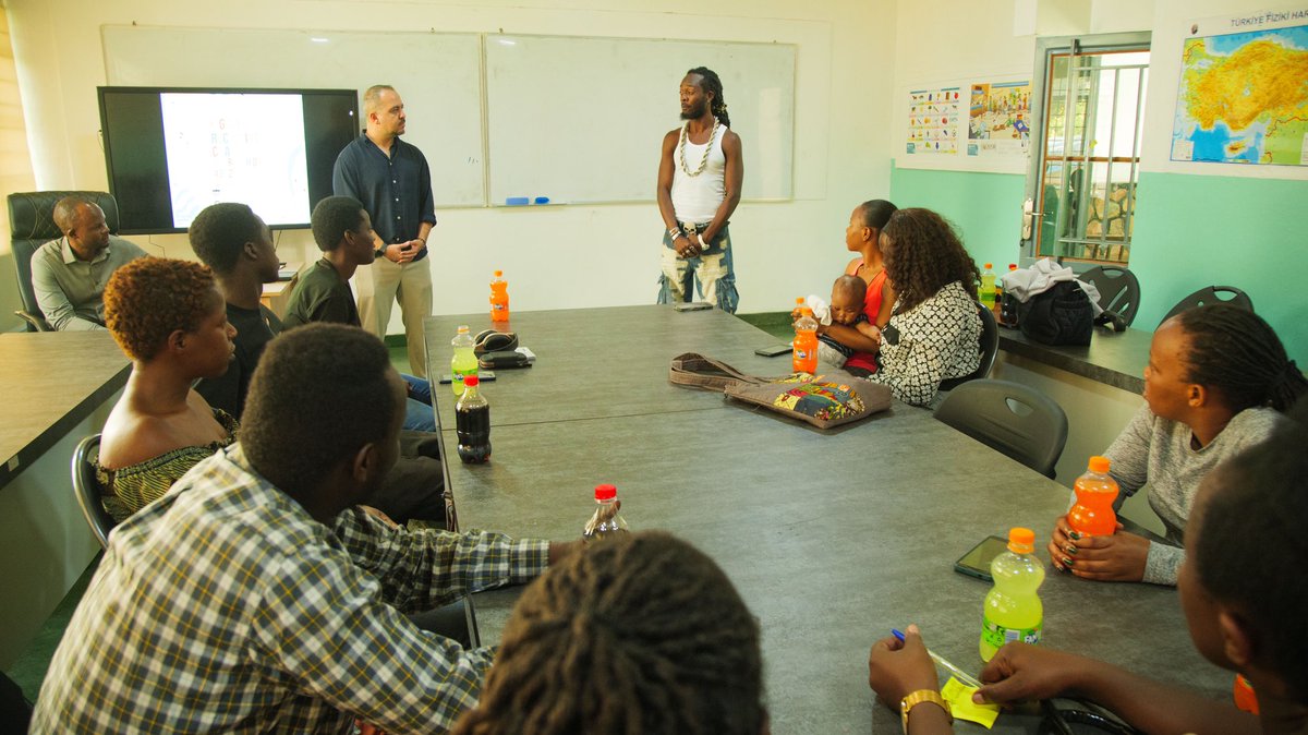 yeeruanda's tweet photo. While opening our work shop @yeekigali we had the privilege of hearing an inspiring journey from one of Rwanda’s finest artists. @Bravejaphetndam A true testament to creativity, resilience, and sustainability! #recyle #recyleart #greenkigali #craft #recyleart https://t.co/KNZOSpMRW1