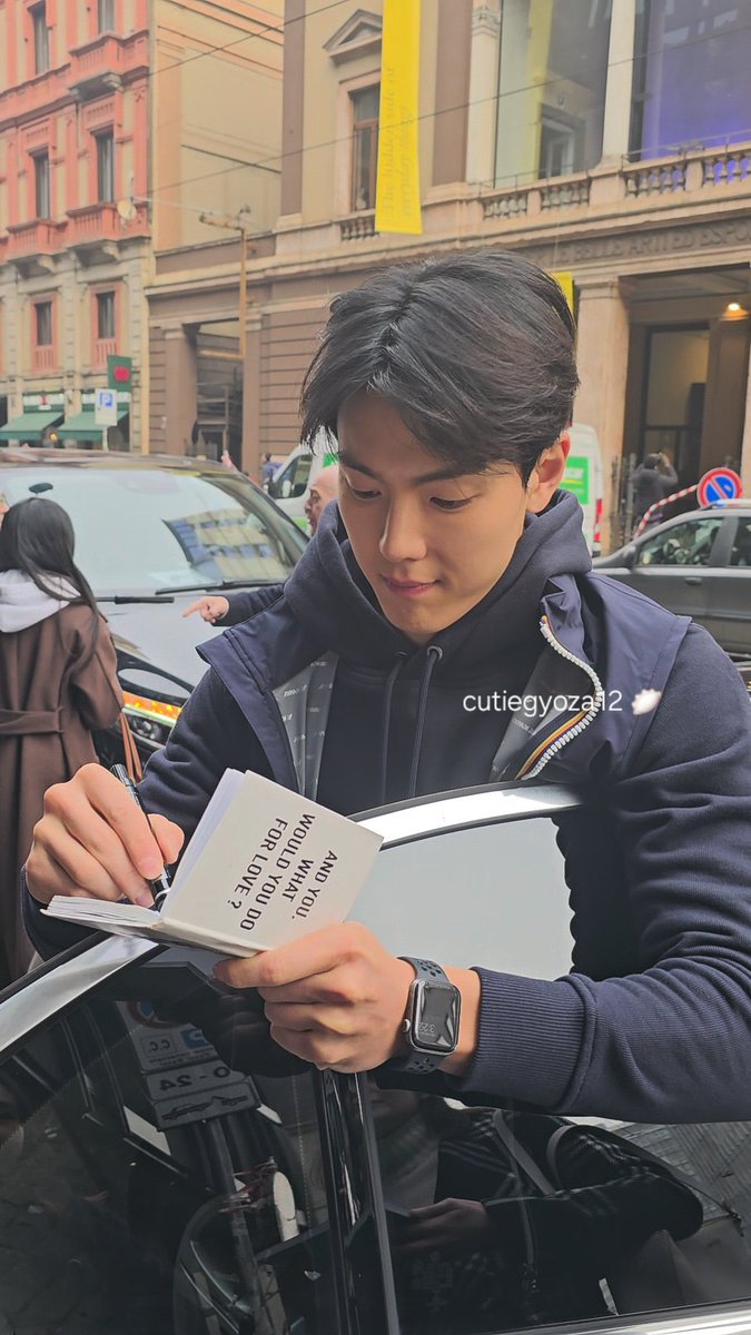 내츄럴.. 셔누 정말 잘생겼다 ..........
새삼 머리숱 진짜 빽빽하네