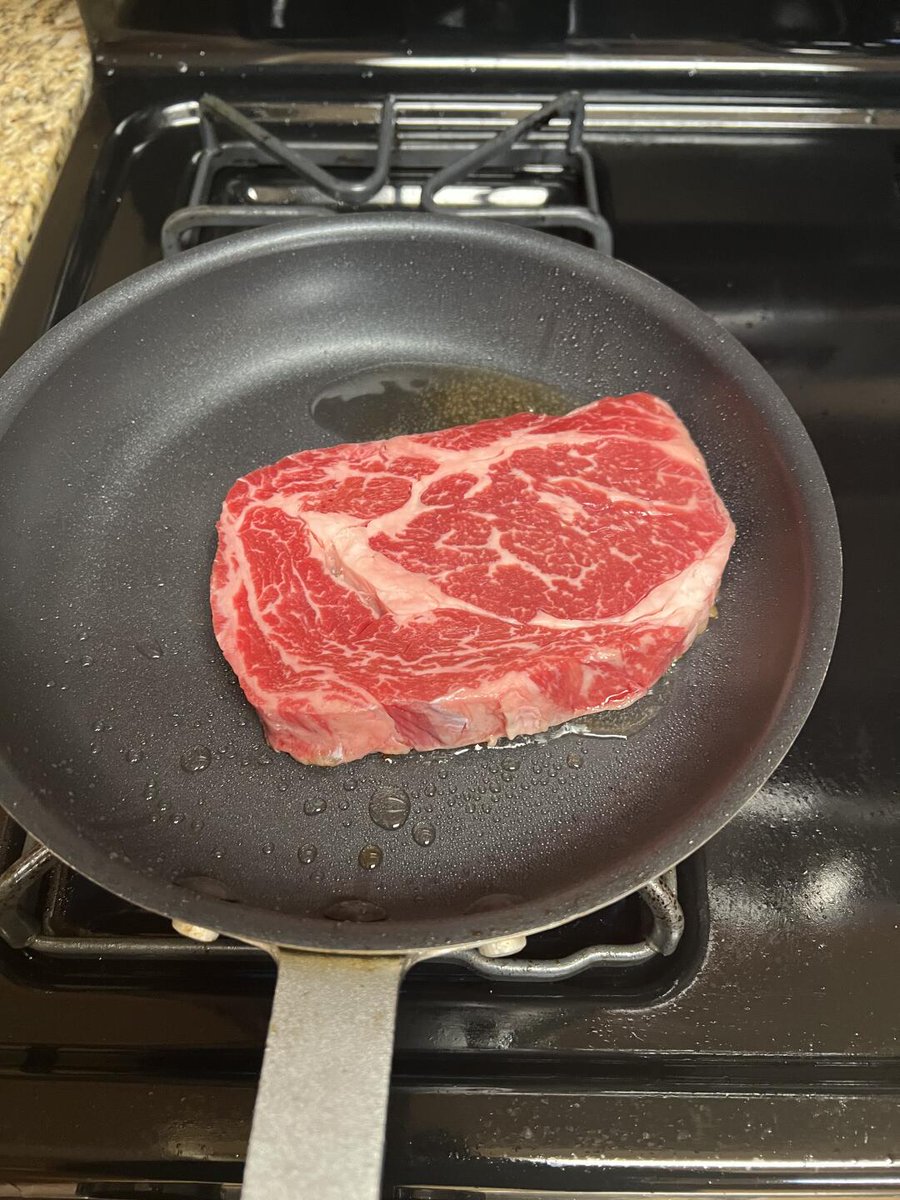 Addy_arjunaidi3's tweet image. 🔥🔥🔥On the farm, meat is a must-have treat. A perfectly seared steak with a golden crust smells amazing, simple yet full of pure, natural flavor that leaves you craving more #NewBraunfelsSteak #TexasSteak #SteakLovers #SteakLunch #TexasEats #SteakTime #LunchGoals #Angusbull😋😋