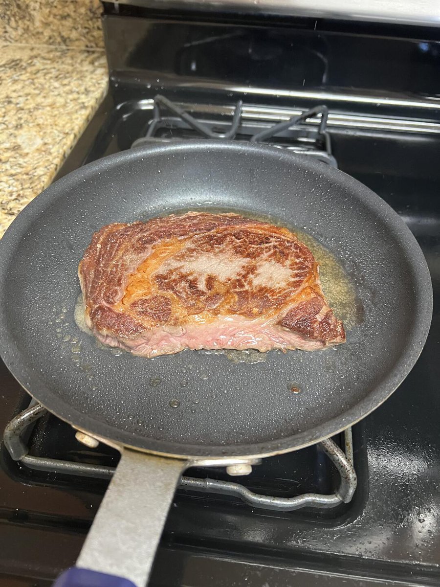 Addy_arjunaidi3's tweet image. 🔥🔥🔥On the farm, meat is a must-have treat. A perfectly seared steak with a golden crust smells amazing, simple yet full of pure, natural flavor that leaves you craving more #NewBraunfelsSteak #TexasSteak #SteakLovers #SteakLunch #TexasEats #SteakTime #LunchGoals #Angusbull😋😋