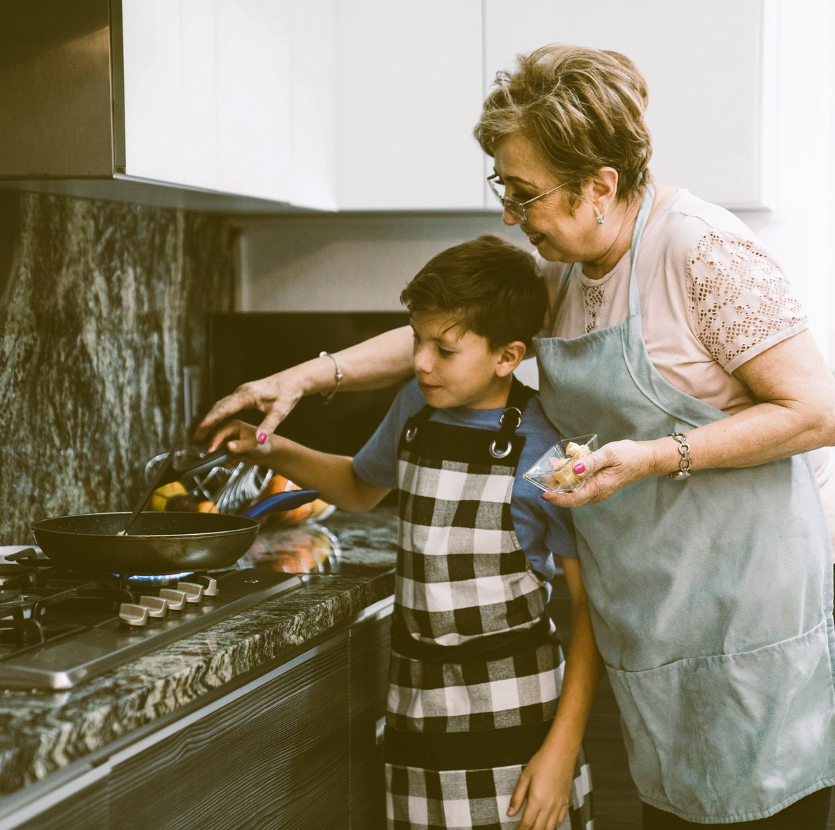 CaritasMadrid's tweet photo. La cocina o como cocinar a fuego lento un menú de ‘lenguaje y multicultural universal’.
Hablamos del taller #CocinaCrisol donde ofrecer conocimientos  de cocina española para trabajar en cocinas o como #empleadas de #hogar.
https://t.co/MGiusvZjPW https://t.co/Mud2zyLh3l