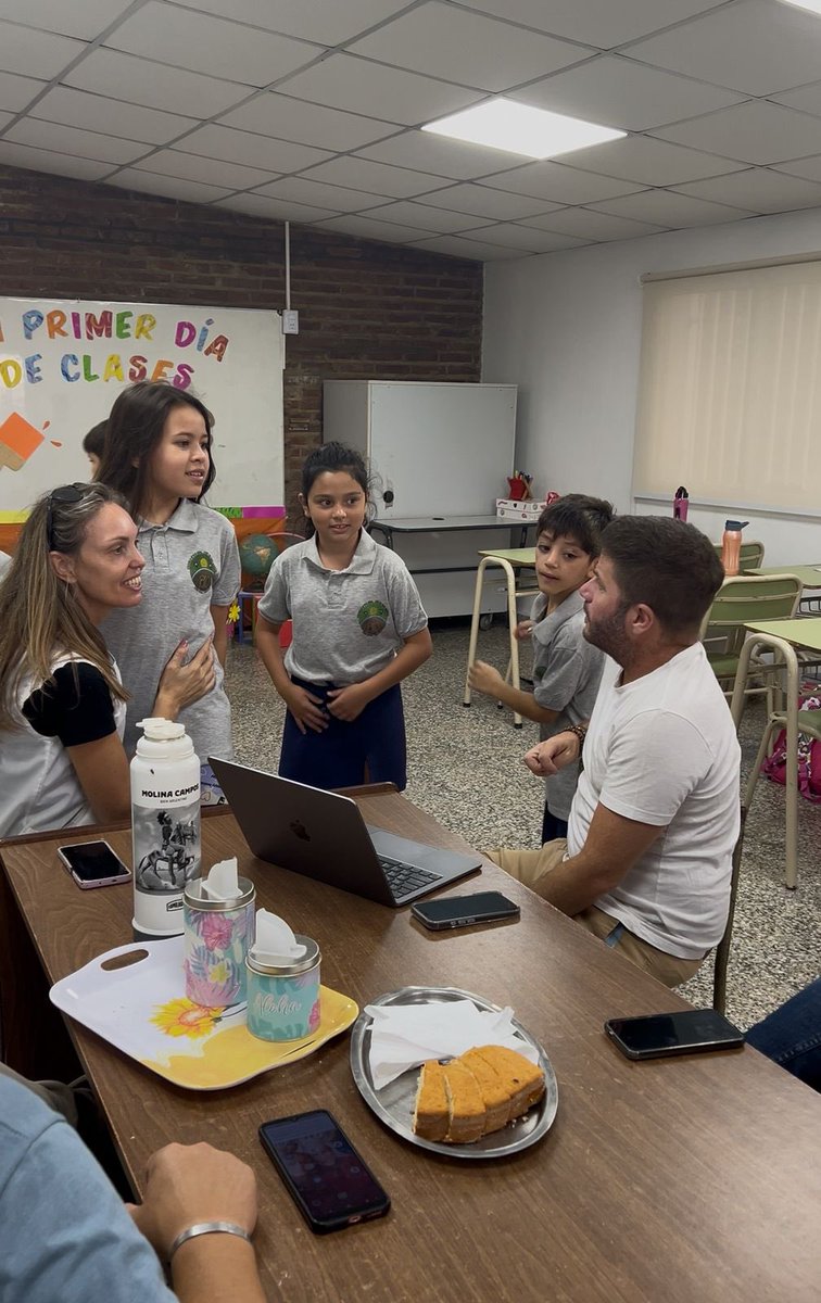 CacuCandido's tweet photo. Compartimos con alumnos y docentes el primer día de clases en la Escuela 810 “José de San Martín” del Paraje Rubicini, en Theobald. 

Aulas abiertas para que los chicos aprendan. Con educación, somos invencibles. 

@GobSantaFe @MinEducacionSFe https://t.co/8BTiU12qFS