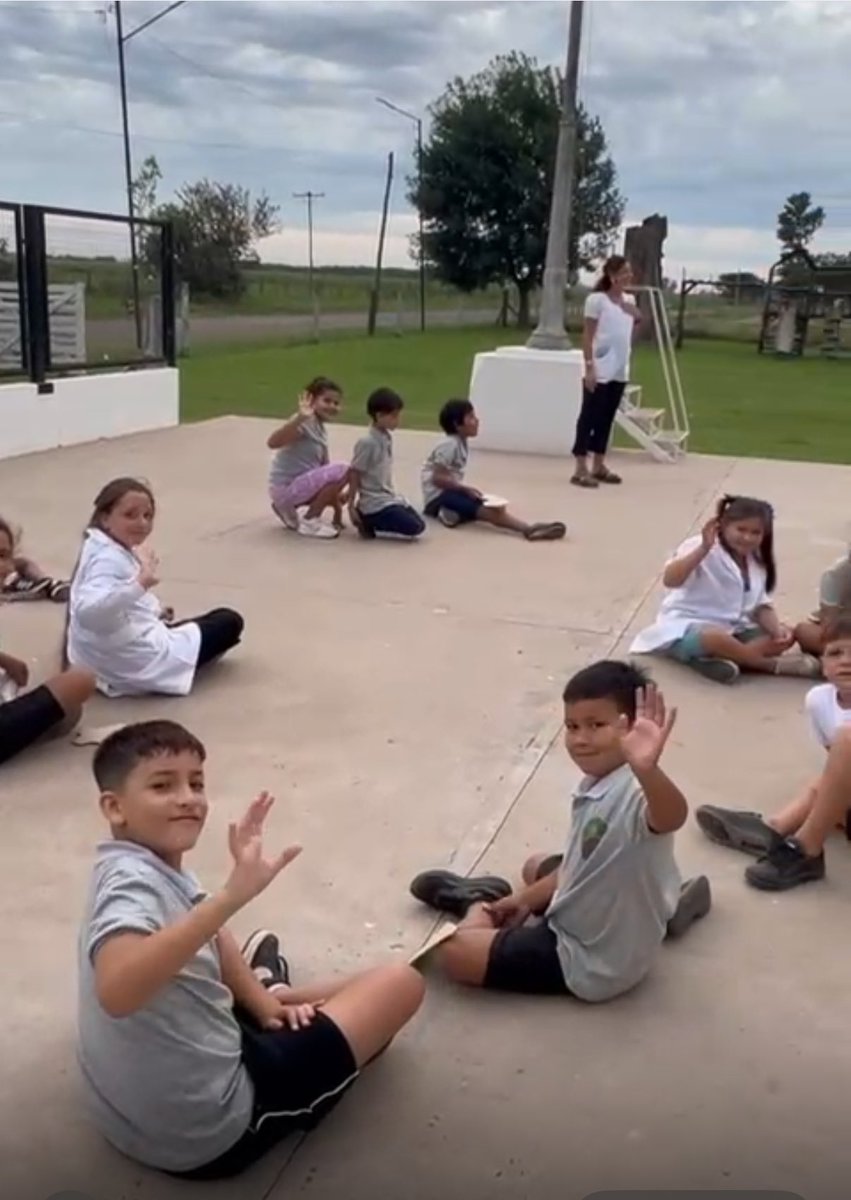CacuCandido's tweet photo. Compartimos con alumnos y docentes el primer día de clases en la Escuela 810 “José de San Martín” del Paraje Rubicini, en Theobald. 

Aulas abiertas para que los chicos aprendan. Con educación, somos invencibles. 

@GobSantaFe @MinEducacionSFe https://t.co/8BTiU12qFS