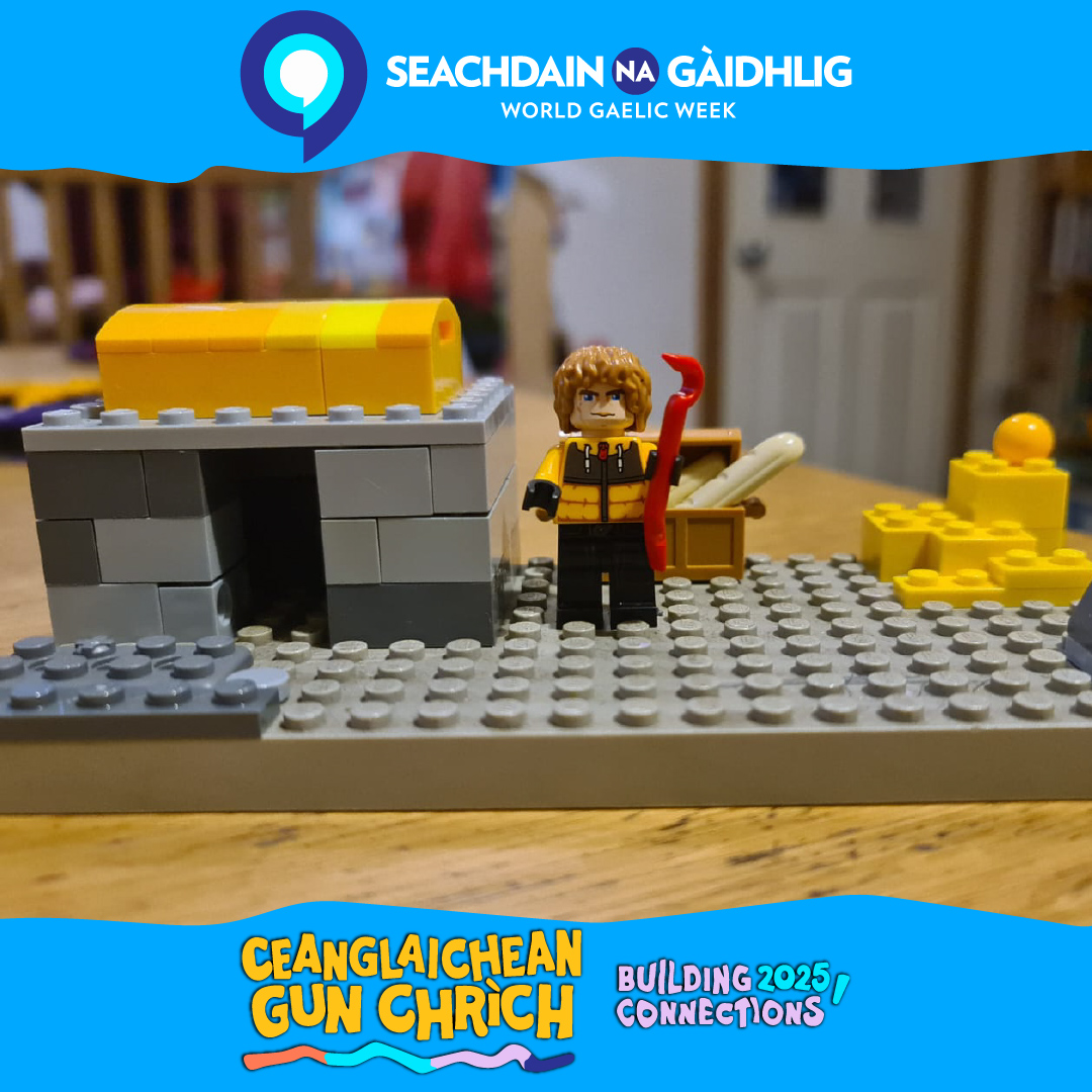 Seo againn an Taigh-dubh Àrnol air a dhèanamh ann am Minecraft 's Lego, le Finn, 6.
Rugadh 's thogadh Granaidh agus Papa Finn ann an Taighean Dubha ann an Àrnol.  
Here's the Arnol Backhouse in Minecraft and Lego by Finn, 6.
His Granny and Papa were raised in Blackhouses in Arnol