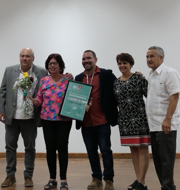 🏆 Ayer en la clausura de la #FILH2025, Mercy Ruiz, directora de <a href="/Editorial_ICAIC/">Ediciones ICAIC</a>,  recibió el reconocimiento  otorgado al proyecto cultural ICAIC.
📚🎞️
#LeerElCine <a href="/cubacineicaic/">Cubacine ICAIC</a>