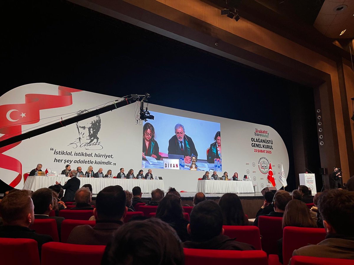 𝗔𝘀𝘀𝗲𝗺𝗯𝗹𝗲́𝗲 𝗴𝗲́𝗻𝗲́𝗿𝗮𝗹𝗲 𝗲𝘅𝘁𝗿𝗮𝗼𝗿𝗱𝗶𝗻𝗮𝗶𝗿𝗲 𝗱𝘂 𝗕𝗮𝗿𝗿𝗲𝗮𝘂 𝗱’𝗜𝘀𝘁𝗮𝗻𝗯𝘂𝗹

Hier, plusieurs milliers d’avocats se sont réunis pour soutenir le bâtonnier İbrahim Kaboğlu et les membres du conseil de l’ordre du Barreau d’Istanbul, menacés de