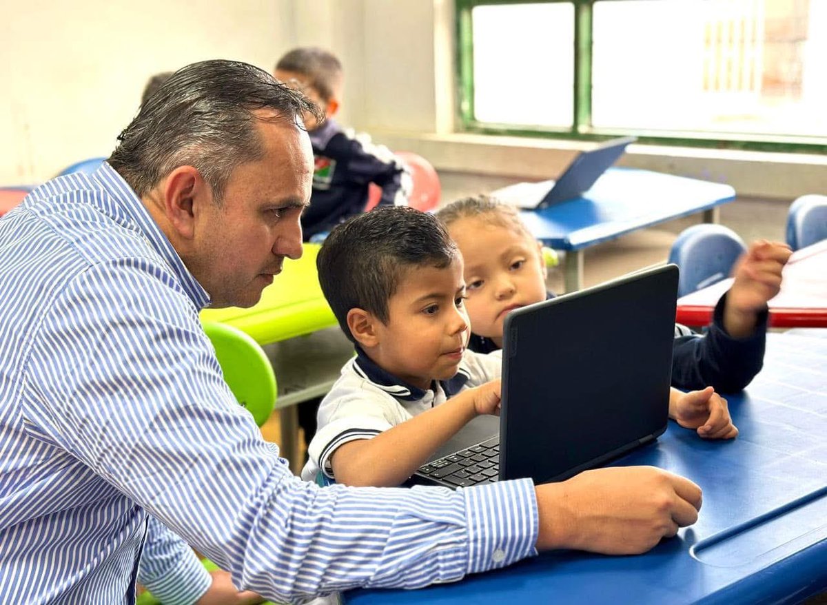 QuindioGob's tweet photo. 🚀📚 ¡Más tecnología, más oportunidades! El gobernador Juan Miguel Galvis entregó 4 aulas STEAM en Salento, beneficiando a cientos de estudiantes con innovación y tecnología. https://t.co/N8W1GDYzZ2