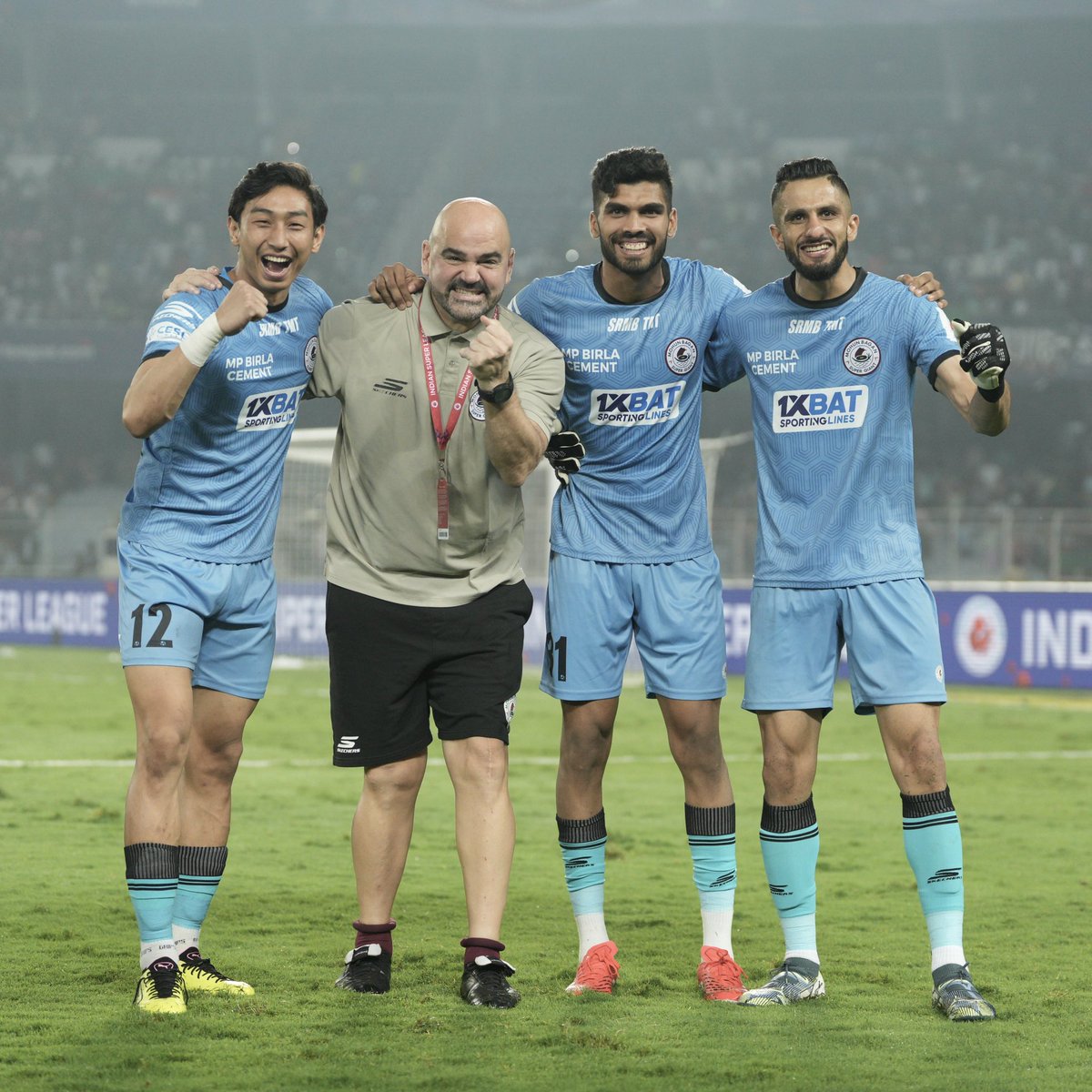 dhee_singh01's tweet photo. Champions of India 🛡️👑

@mohunbagansg 💚❤️

#ClassOf2025 #Champions #ISLShieldChampion #IndianSuperLeague #IndianFootball #GreenAndMaroon #JoyMohunbagan #DM1 https://t.co/HIlunO8LeT