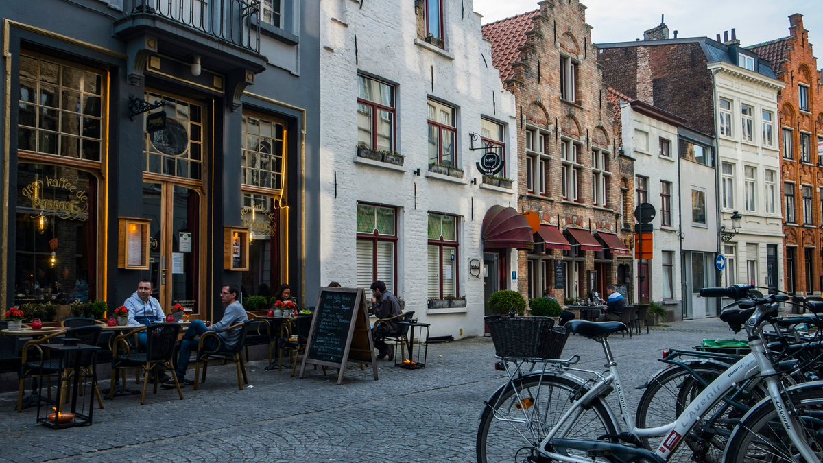 Jet7One's tweet photo. In the 13th century, Van der #Beurzes were the most important family of #innkeepers of Bruges. Based on legend 2 foreign merchants were meeting in the #TerBeurze inn. They wanted to trade together cocoa beans and diamonds, and decided to write the #exchange on a piece of paper https://t.co/mVxz1gCbsW
